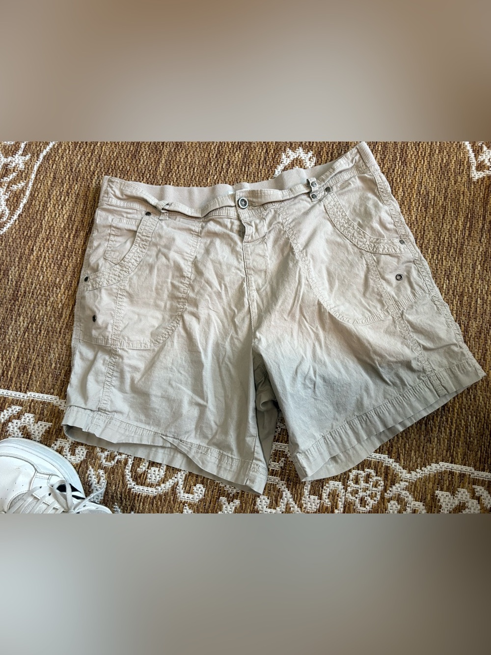 Woman’s Dash elastic waist khaki casual shorts size large 6.75” inseam